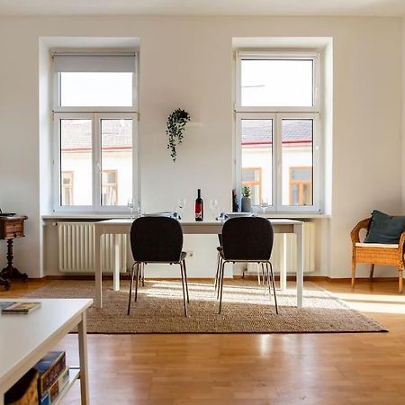 Savoir-Vivre In Unserer Zentralen Balkonwohnung Вена Экстерьер фото