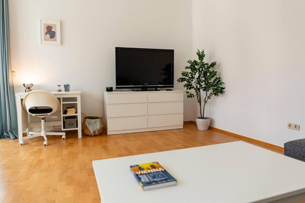 Savoir-Vivre In Unserer Zentralen Balkonwohnung Вена Экстерьер фото